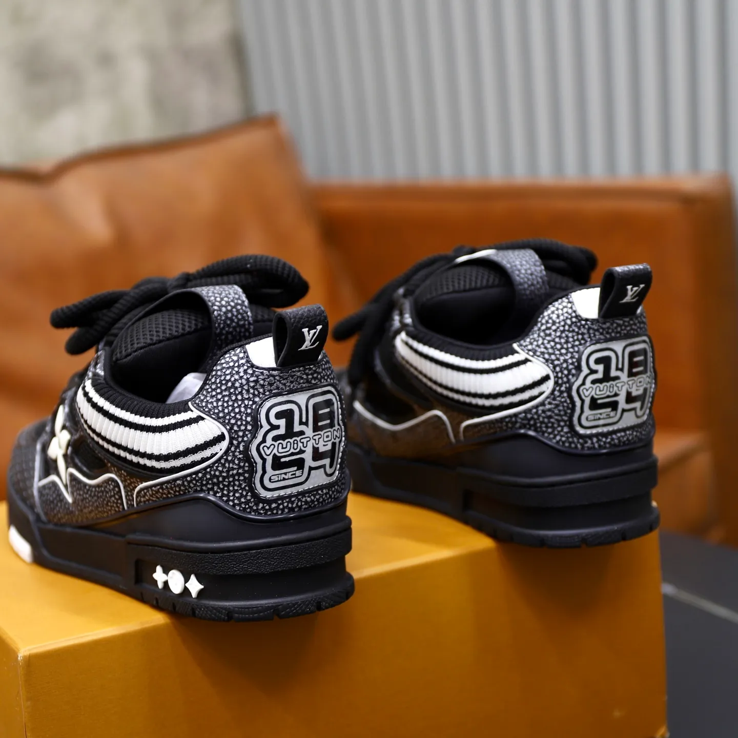 Ex-factory price: 860💰LV Couple👫Louis Vuitton TRAINER sneakers classic Louis Vuitton men's artistic director Virgil Abloh picked inspiration to create this LV Trainer sneaker. Yingze crystal inlays present a colorful effect. VS can be matched with two gorgeous effect colors. The LV letter logo badge on the tongue is gorgeous and noble. The LV letter is decorated on the side. The outsole is decorated with a Monogram flower pattern. It shows the trend of elegance and nobility! Men's and women's models: 35-46